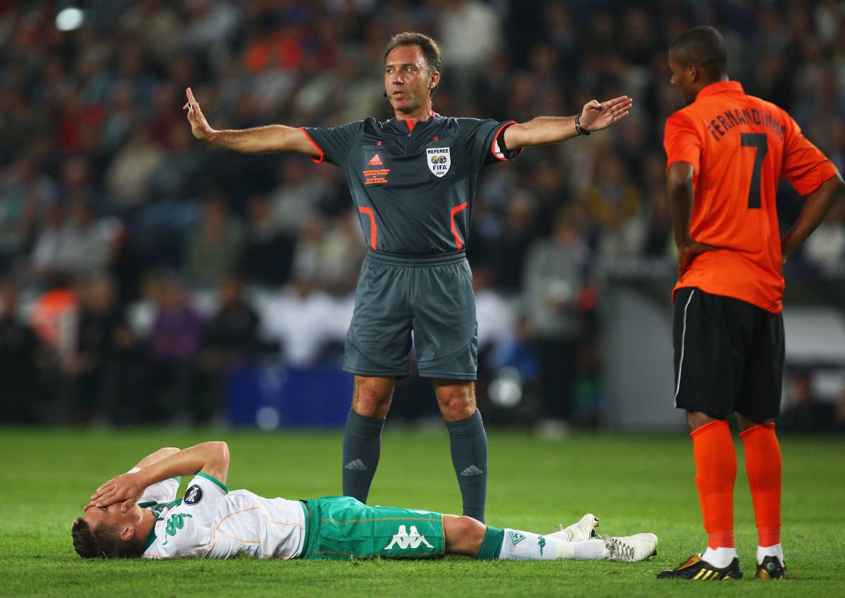 ISTANBUL, TURKEY - MAY 20: Referee Luis Medina Cantalejo gestures as Markus Rosenberg of Werder Bremen lies on the pitch after tangling with Fernandinho of Shakhtar Donetsk during the UEFA Cup Final between Shakhtar Donetsk and Werder Bremen at the Sukru Saracoglu Stadium on May 20, 2009 in Istanbul, Turkey. (Photo by Mike Hewitt/Getty Images)