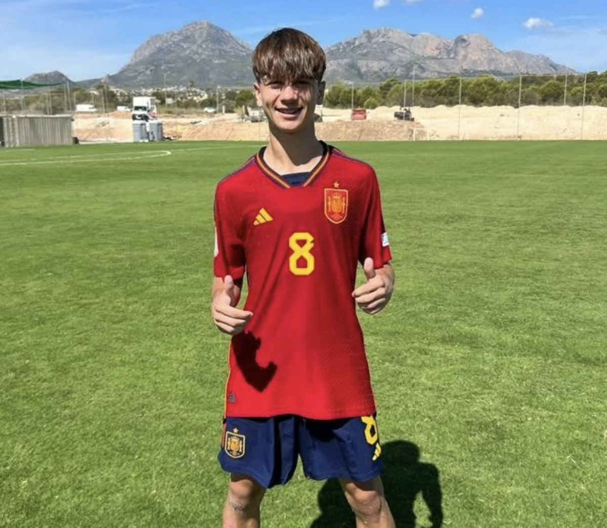 Marco Company, jeune de l'académie du Real Madrid, posant fièrement avec la sélection espagnole U17. (Instagram du joueur)