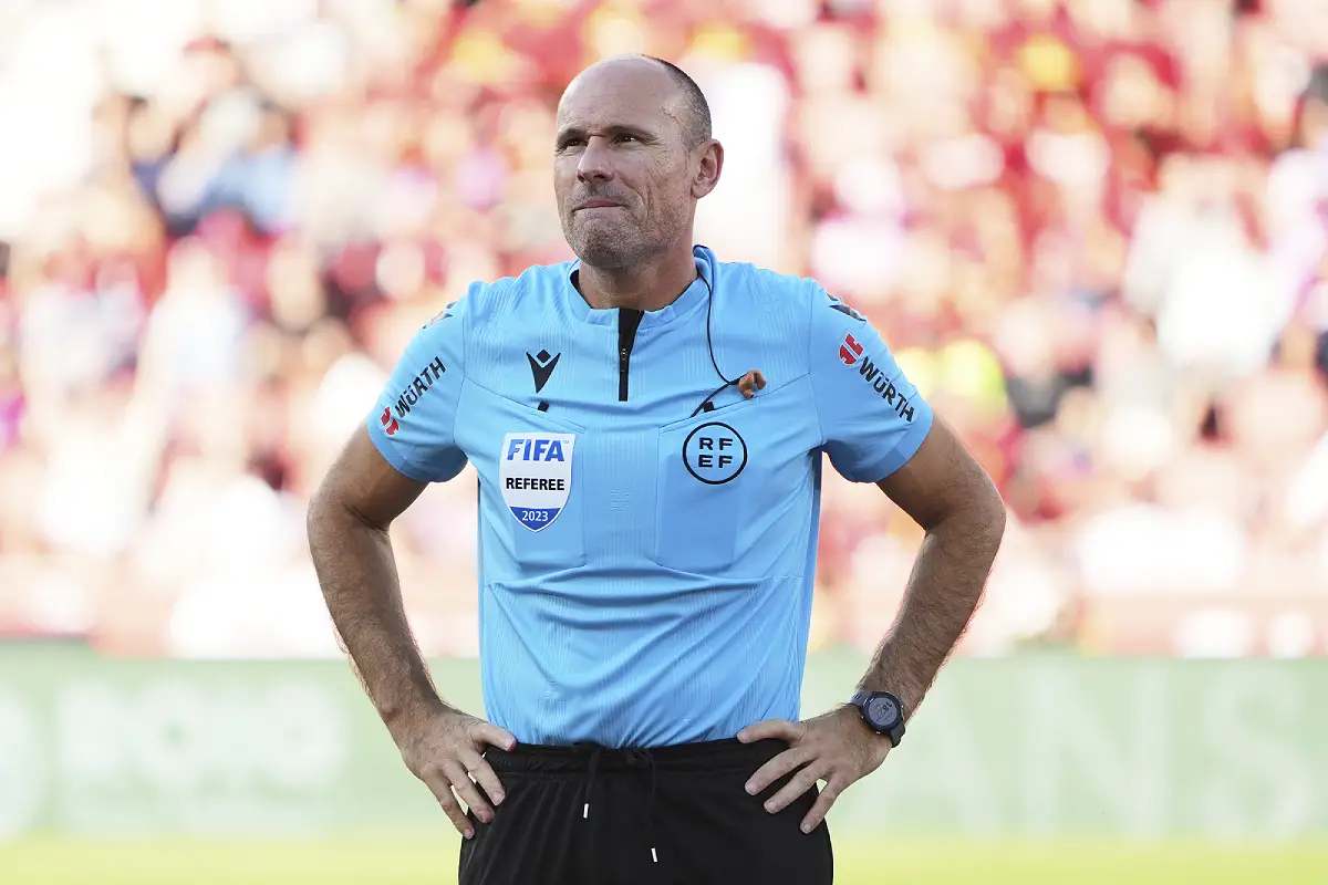 Mateu Lahoz en juin 2023 (Photo by Rafa Babot/Getty Images).