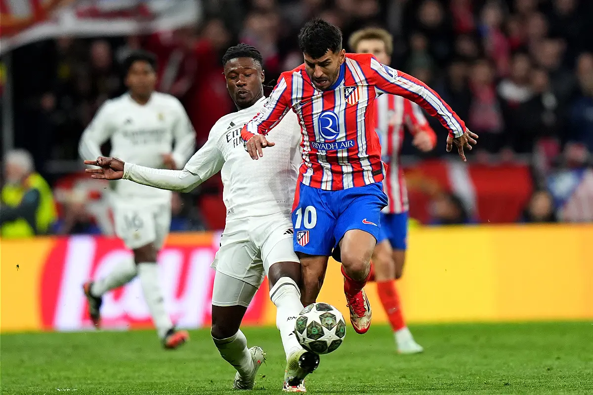 Camavinga au duel avec Correa lors du match Atlético - Real Madrid Photo by Angel Martinez/Getty Images).