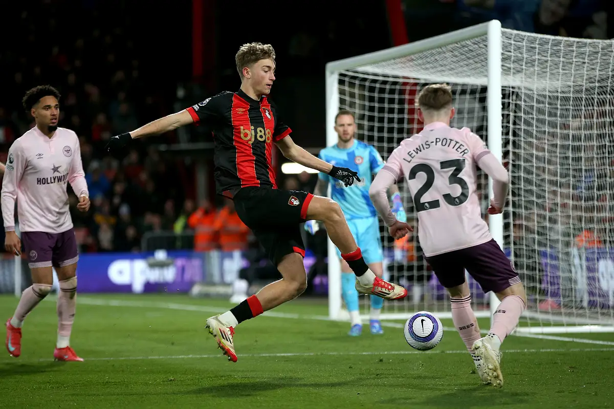 Dean Huijsen le week-end dernier avec Bournemouth (Photo by Steve Bardens/Getty Images).