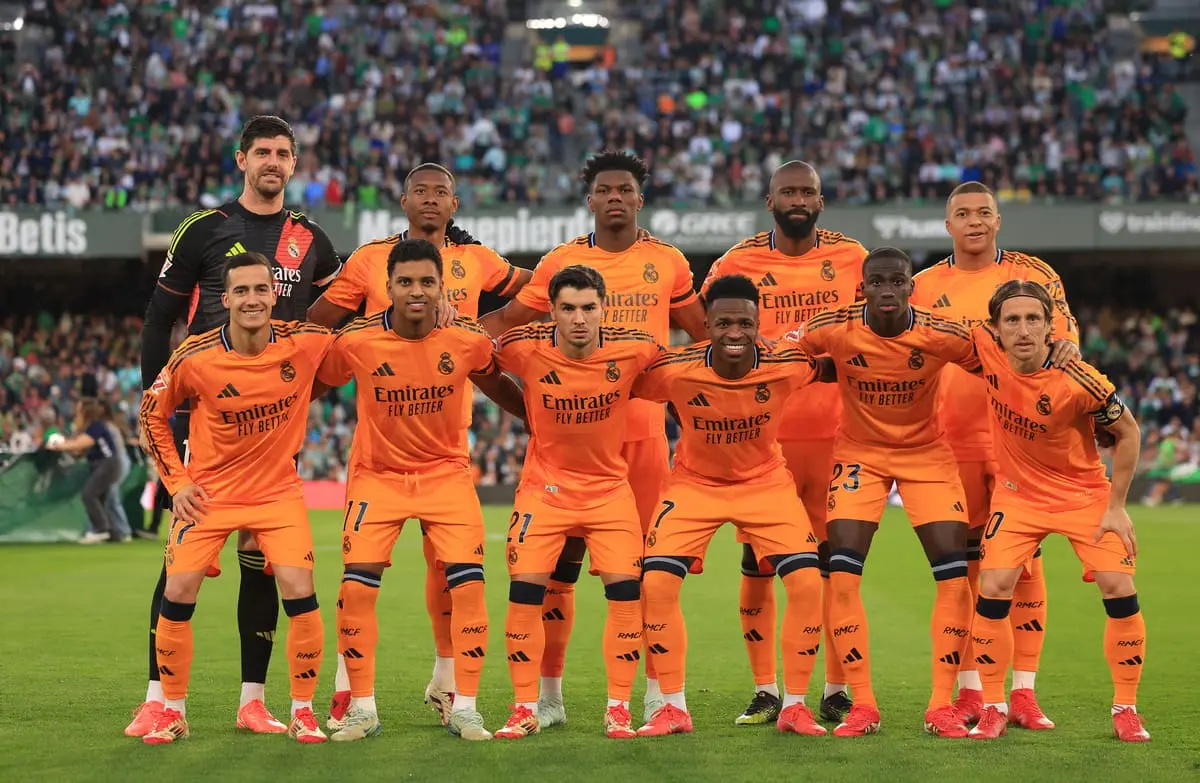 SEVILLE, SPAIN - MARCH 01: Players of Real Madrid line up for a team photo prior to the LaLiga match between Real Betis Balompie and Real Madrid CF at Estadio Benito Villamarin on March 01, 2025 in Seville, Spain. (Photo by Fran Santiago/Getty Images)