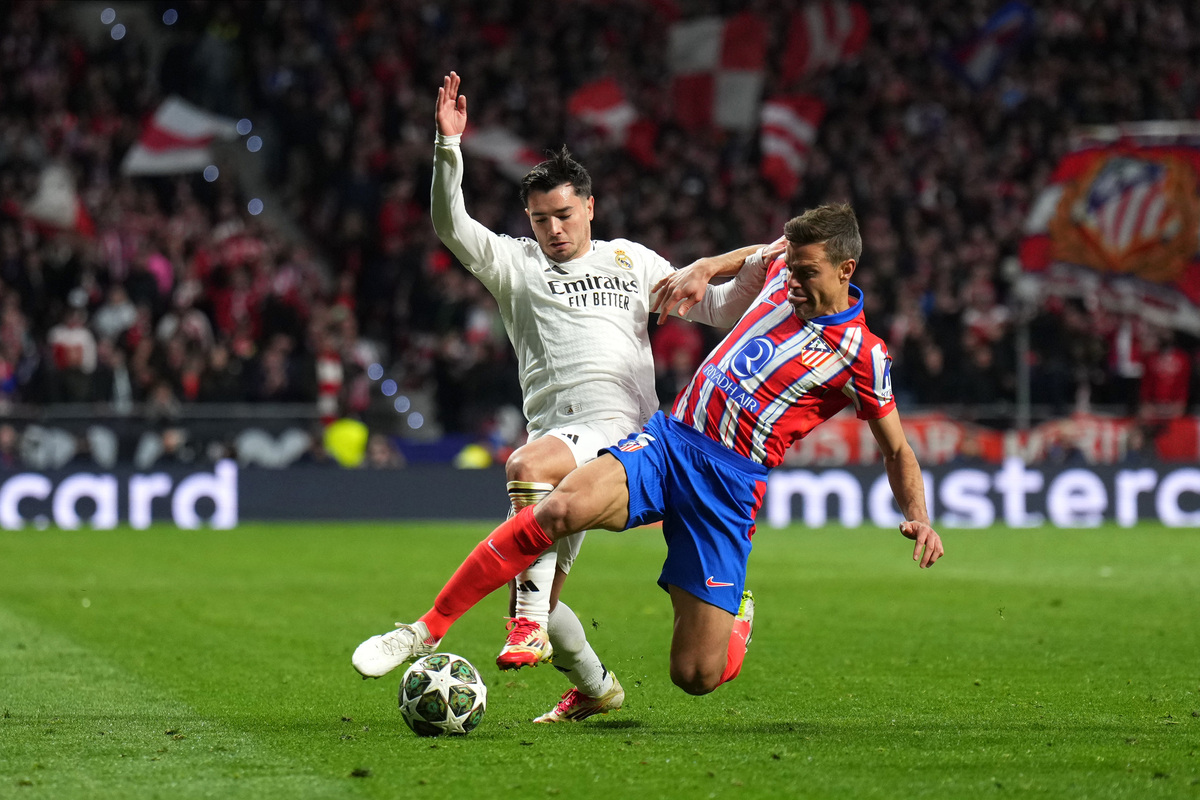 MADRID, SPAIN - MARCH 12: Brahim Diaz of Real Madrid battles for possession with Cesar Azpilicueta of Atletico de Madrid during the UEFA Champions League 2024/25 Round of 16 second leg match between Atletico de Madrid and Real Madrid C.F. at Estadio Metropolitano on March 12, 2025 in Madrid, Spain. (Photo by Angel Martinez/Getty Images)