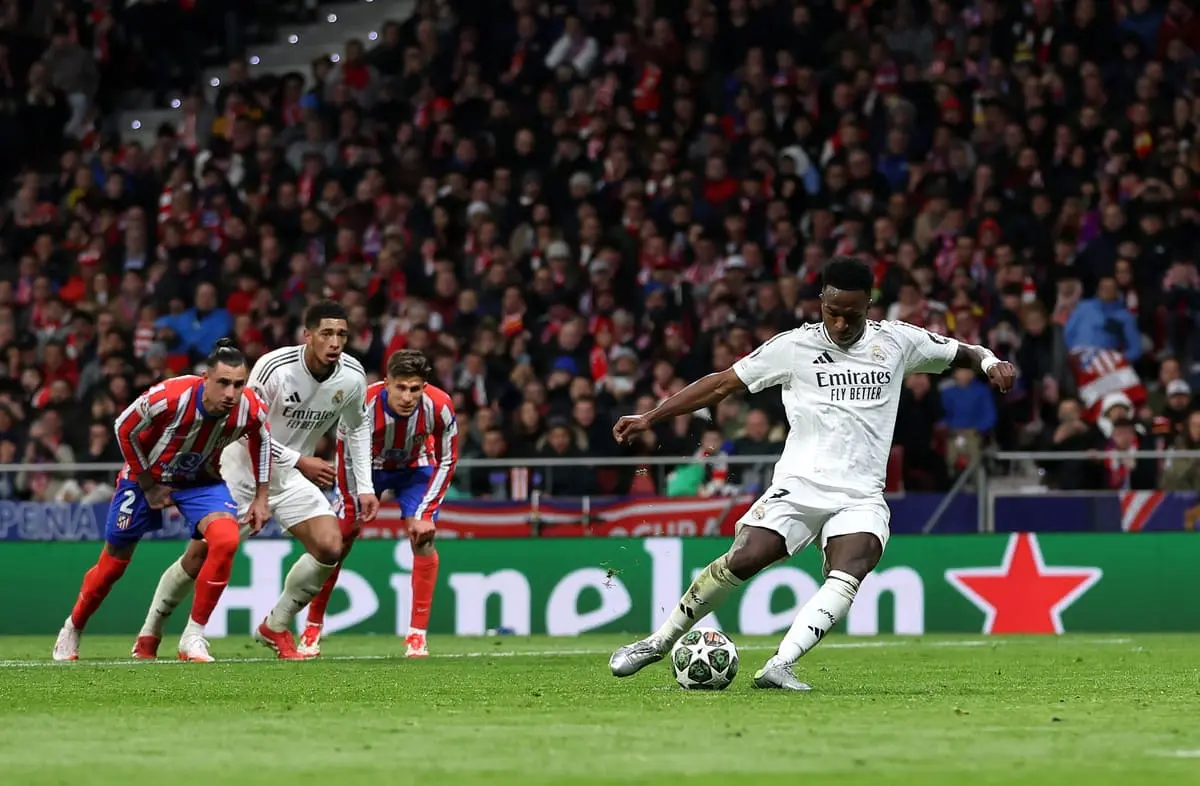 MADRID, SPAIN - MARCH 12: Vinicius Junior of Real Madrid takes a penalty kick, which he misses as it goes over the crossbar, during the UEFA Champions League 2024/25 Round of 16 second leg match between Atletico de Madrid and Real Madrid C.F. at Estadio Metropolitano on March 12, 2025 in Madrid, Spain. (Photo by Florencia Tan Jun/Getty Images).