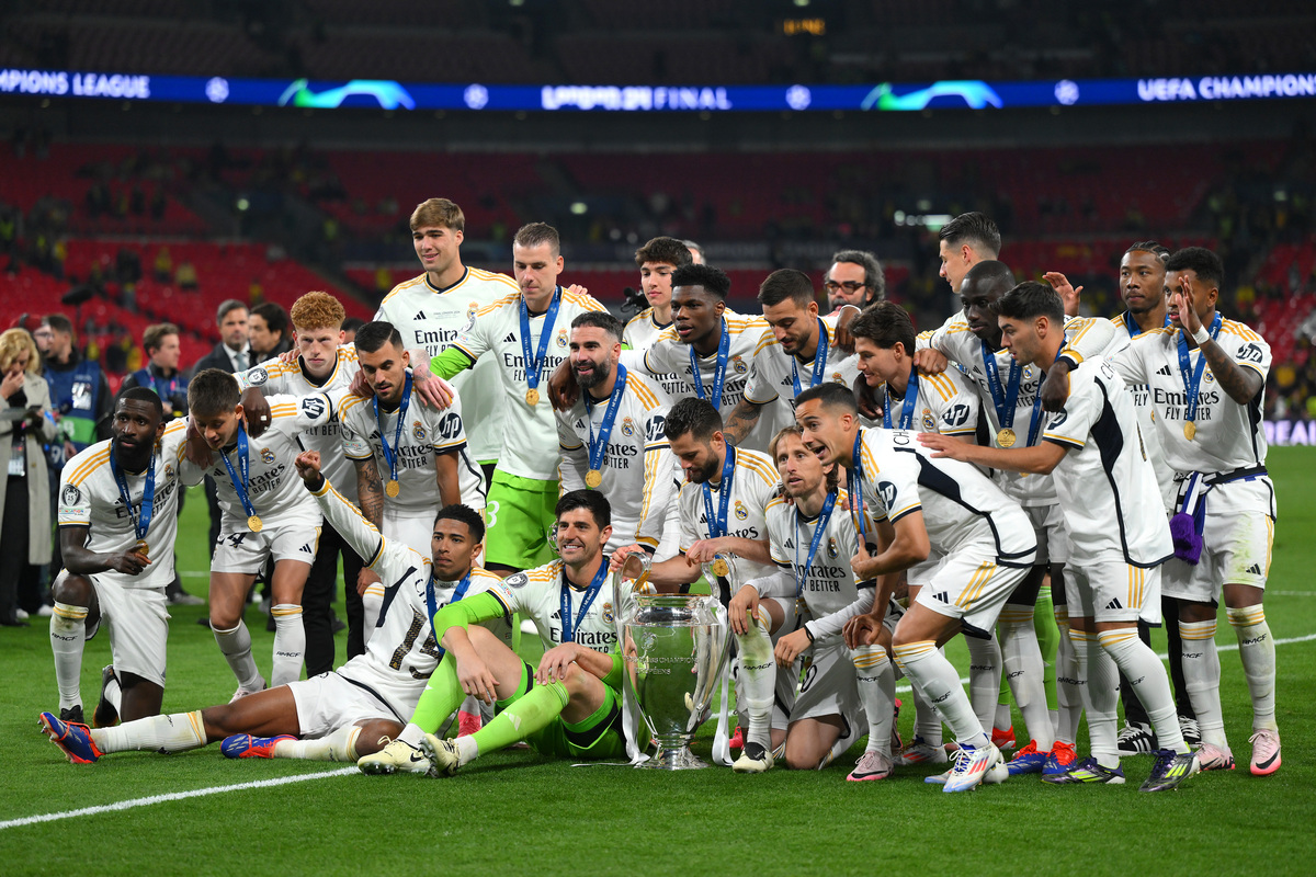 LONDON, ENGLAND - JUNE 01: Players of Real Madrid pose for a photo with the UEFA Champions League Trophy in front of their fans after defeating Borussia Dortmund during the UEFA Champions League 2023/24 Final match between Borussia Dortmund and Real Madrid CF at Wembley Stadium on June 01, 2024 in London, England. (Photo by David Ramos/Getty Images)