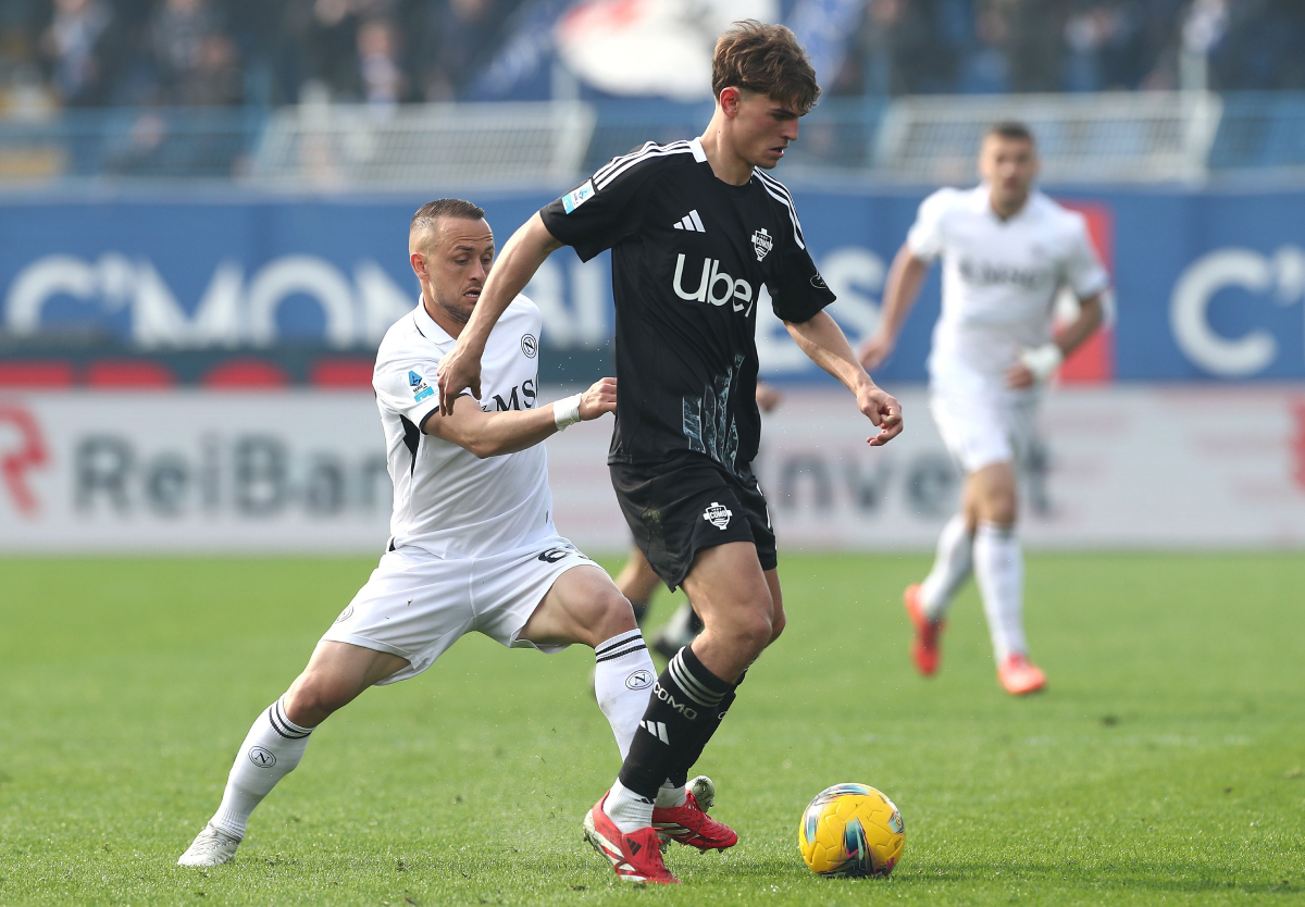 COMO, ITALY - FEBRUARY 23: Nico Paz of Como 1907 competes for the ball with Stanislav Lobotka of SSC Napoli during the Serie A match between Como 1907 and SSC Napoli at Stadio G. Sinigaglia on February 23, 2025 in Como, Italy. (Photo by Marco Luzzani/Getty Images) Real Madrid