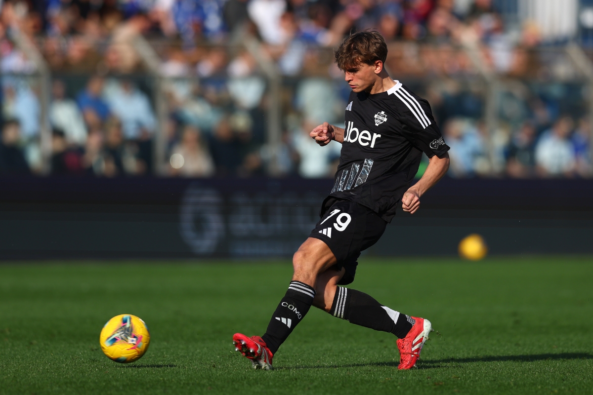COMO, ITALY - MARCH 08: Nico Paz of Como 1907 moves the ball during the Serie A match between Como and Venezia at Stadio G. Sinigaglia on March 08, 2025 in Como, Italy. (Photo by Francesco Scaccianoce/Getty Images)