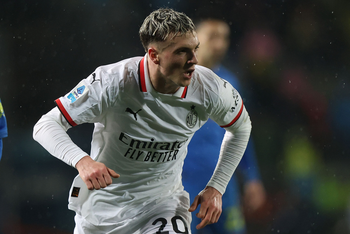 EMPOLI, ITALY - FEBRUARY 8: Alex Jimenez of AC Milan in action during the Serie A match between Empoli and AC Milan at Stadio Carlo Castellani on February 8, 2025 in Empoli, Italy. (Photo by Gabriele Maltinti/Getty Images)