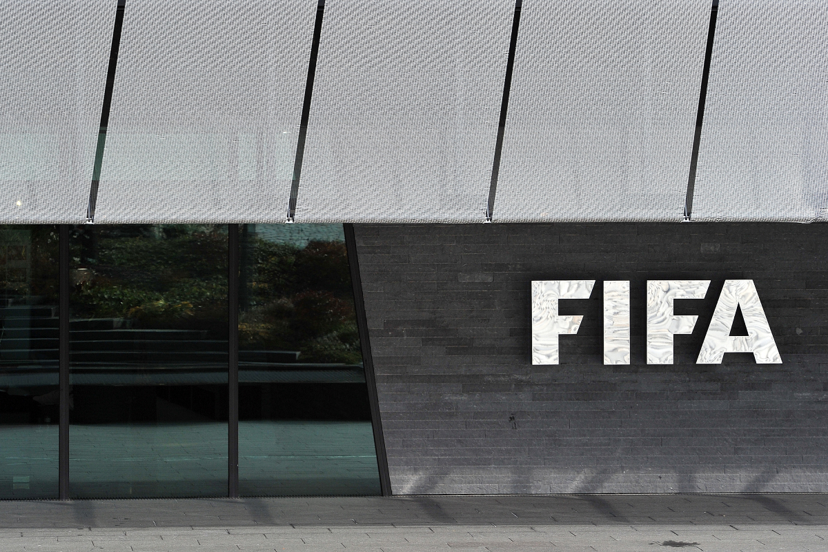 La FIFA et l'IFAB, l'instance chargée d'établir les règles du football, travaillent main dans la main à l'élaboration de ces dernières (Photo by Harold Cunningham/Getty Images)