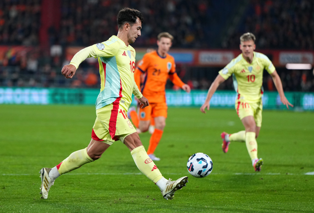 ROTTERDAM, NETHERLANDS - MARCH 20: Martin Zubimendi #18 of Spain dribbles the ball in the first half of the UEFA Nations League quarterfinal leg one match between Netherlands and Spain at De Kuip on March 20, 2025 in Rotterdam, Netherlands. (Photo by Alex Bierens de Haan/Getty Images)