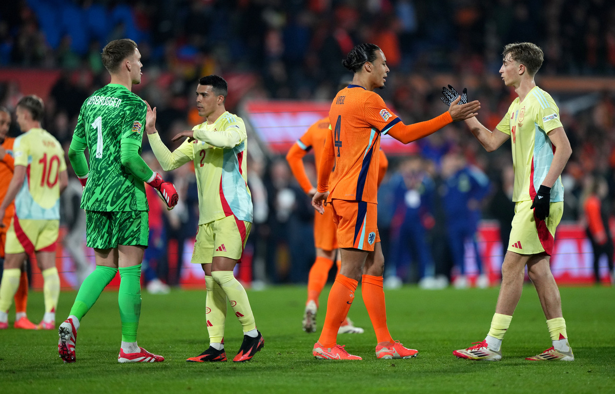 ROTTERDAM, NETHERLANDS - MARCH 20: Bart Verbruggen and Virgil van Dijk of Netherlands shake hands with Pedro Porro and Dean Huijsen of Spain following the UEFA Nations League quarterfinal leg one match between Netherlands and Spain at De Kuip on March 20, 2025 in Rotterdam, Netherlands. (Photo by Alex Bierens de Haan/Getty Images)