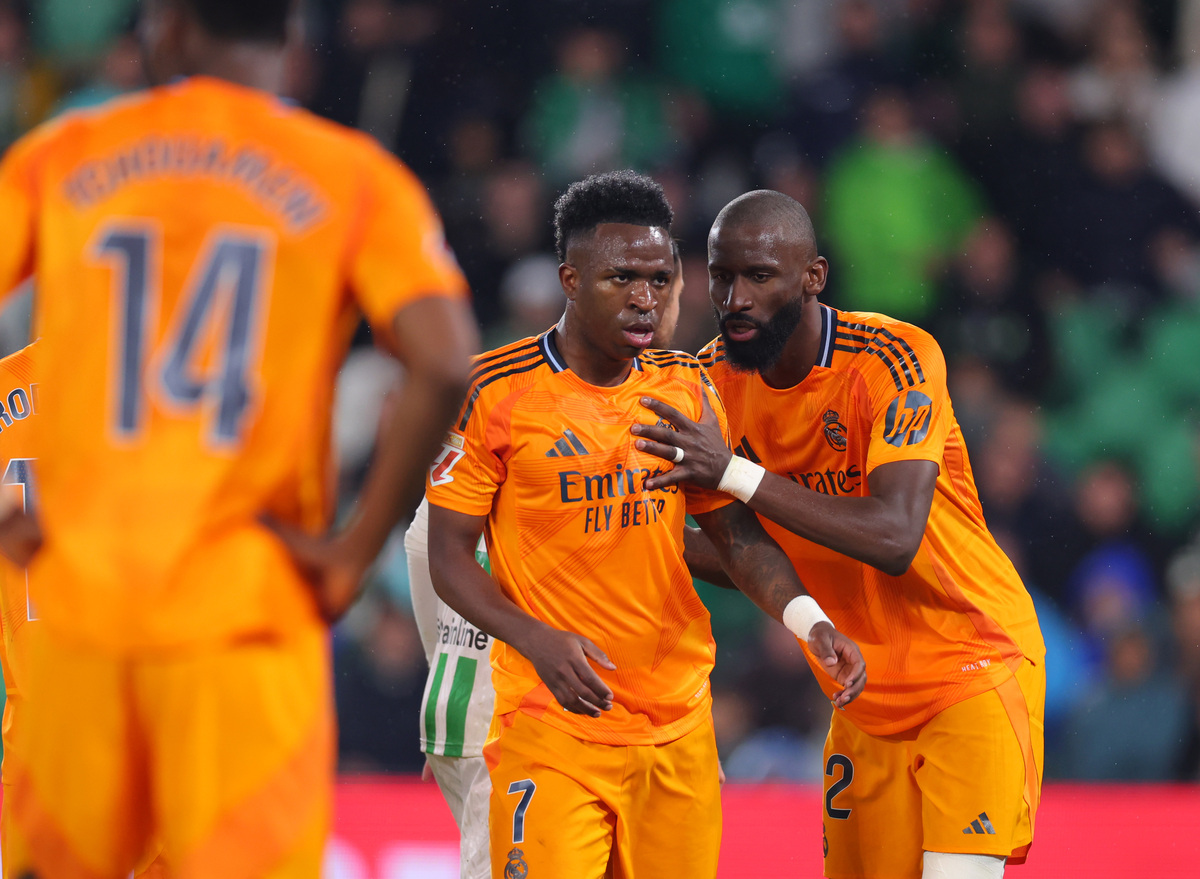 SEVILLE, SPAIN - MARCH 01: Antonio Ruediger of Real Madrid talks to team mate Vinicius Junior during the LaLiga match between Real Betis Balompie and Real Madrid CF at Estadio Benito Villamarin on March 01, 2025 in Seville, Spain. (Photo by Fran Santiago/Getty Images)