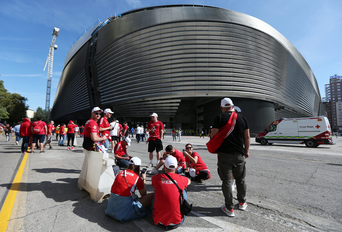MADRID, SPAIN - SEPTEMBER 20: A general view outside the stadium as fans arrive prior to the UEFA Champions League match between Real Madrid CF and 1. FC Union Berlin at Santiago Bernabéu Stadium on September 20, 2023 in Madrid, Spain. (Photo by Florencia Tan Jun/Getty Images).