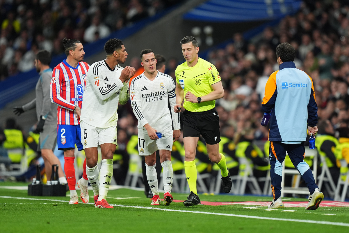 MADRID, SPAIN - FEBRUARY 08: Jude Bellingham of Real Madrid reacts towards Referee Cesar Soto Grado during the LaLiga match between Real Madrid CF and Atletico de Madrid at Estadio Santiago Bernabeu on February 08, 2025 in Madrid, Spain. (Photo by Angel Martinez/Getty Images)