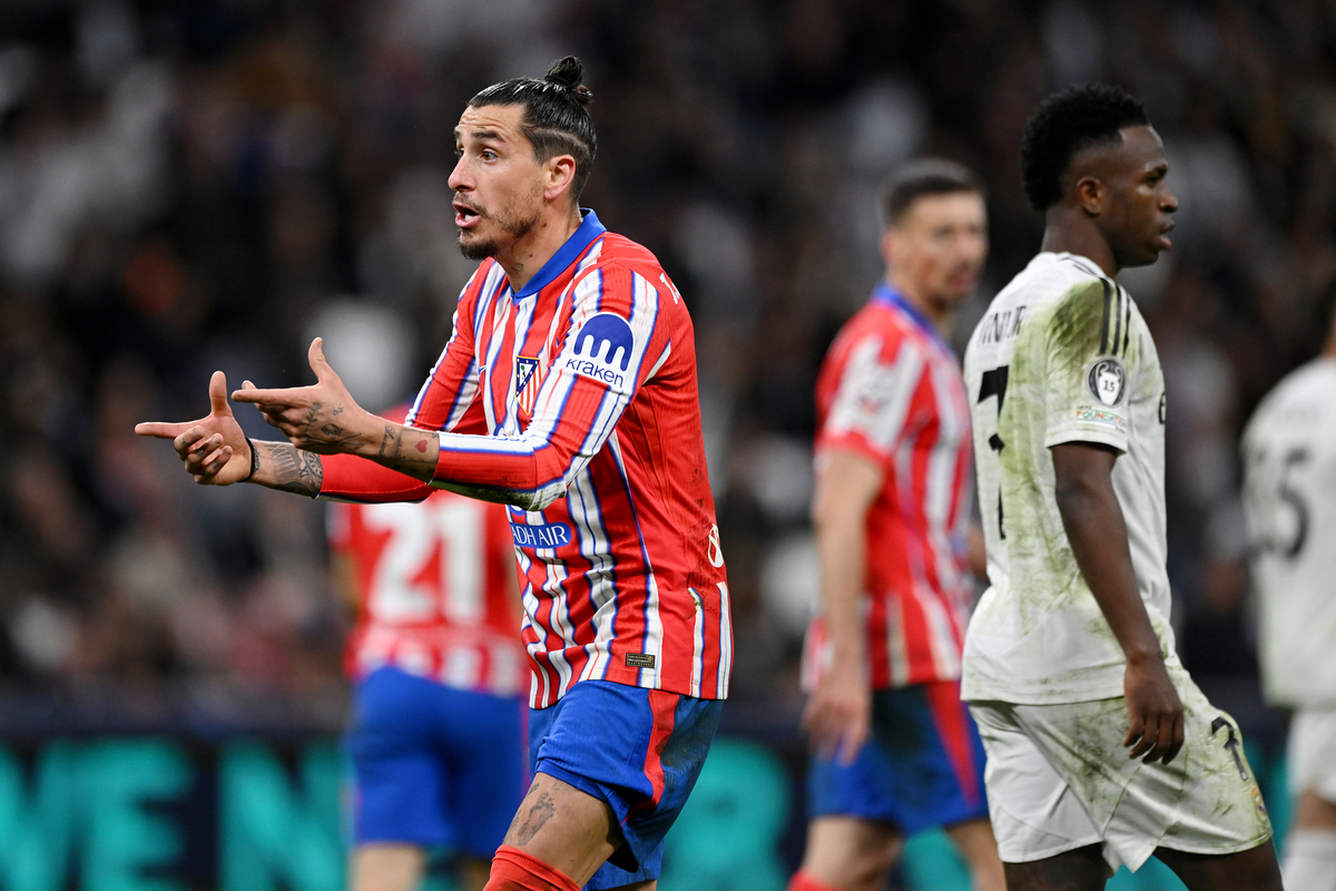 MADRID, SPAIN - MARCH 04: Jose Gimenez of Atletico de Madrid reacts during the UEFA Champions League 2024/25 Round of 16 first leg match between Real Madrid C.F. and Atletico de Madrid at Santiago Bernabeu Stadium on March 04, 2025 in Madrid, Spain. (Photo by Denis