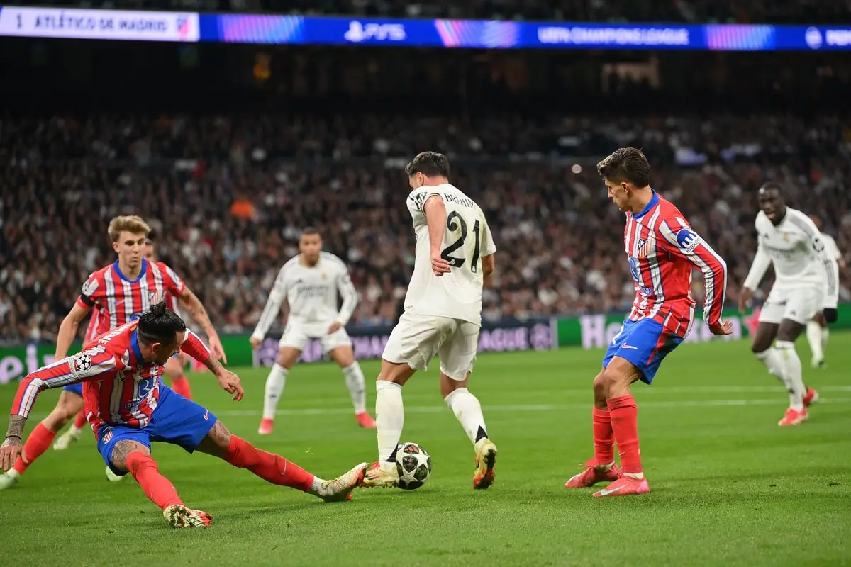 MADRID, SPAIN - MARCH 04: Brahim Diaz of Real Madrid runs with the ball whilst under pressure from Jose Gimenez of Atletico de Madrid before scoring his team's second goal during the UEFA Champions League 2024/25 Round of 16 first leg match between Real Madrid C.F. and Atletico de Madrid at Santiago Bernabeu Stadium on March 04, 2025 in Madrid, Spain. (Photo by Denis Doyle/Getty Images)