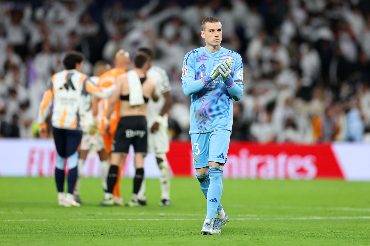 MADRID, SPAIN - MARCH 29: Andriy Lunin of Real Madrid applauds the fans after the team's victory in the LaLiga match between Real Madrid CF and CD Leganes at Estadio Santiago Bernabeu on March 29, 2025 in Madrid, Spain. (Photo by Florencia Tan Jun/Getty Images)
