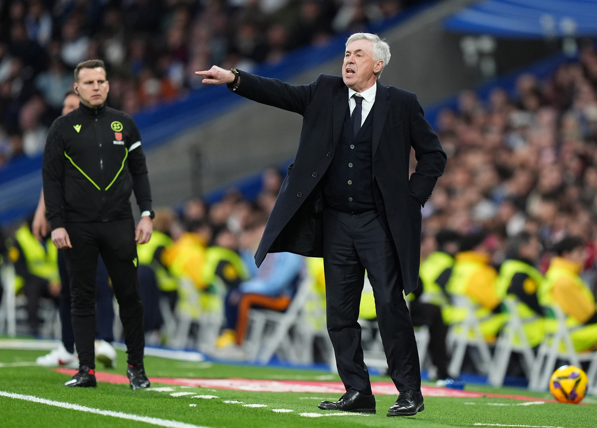 MADRID, SPAIN - MARCH 09: Carlo Ancelotti, Head Coach of Real Madrid, gestures during the LaLiga match between Real Madrid CF and Rayo Vallecano at the Estadio Santiago Bernabeu on March 09, 2025 in Madrid, Spain. (Photo by Angel Martinez/Getty Images)
