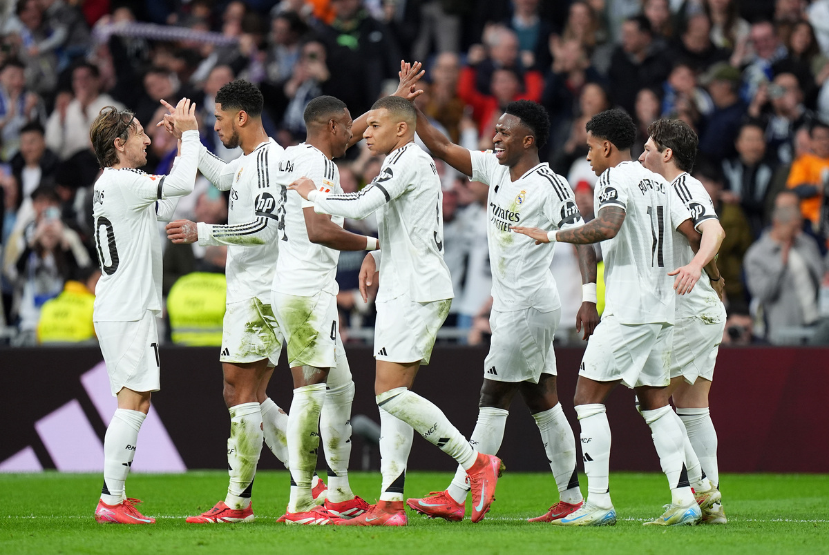MADRID, SPAIN - MARCH 09: Vinicius Junior of Real Madrid celebrates scoring his team's second goal with teammates during the LaLiga match between Real Madrid CF and Rayo Vallecano at the Estadio Santiago Bernabeu on March 09, 2025 in Madrid, Spain. (Photo by Angel Martinez/Getty Images)