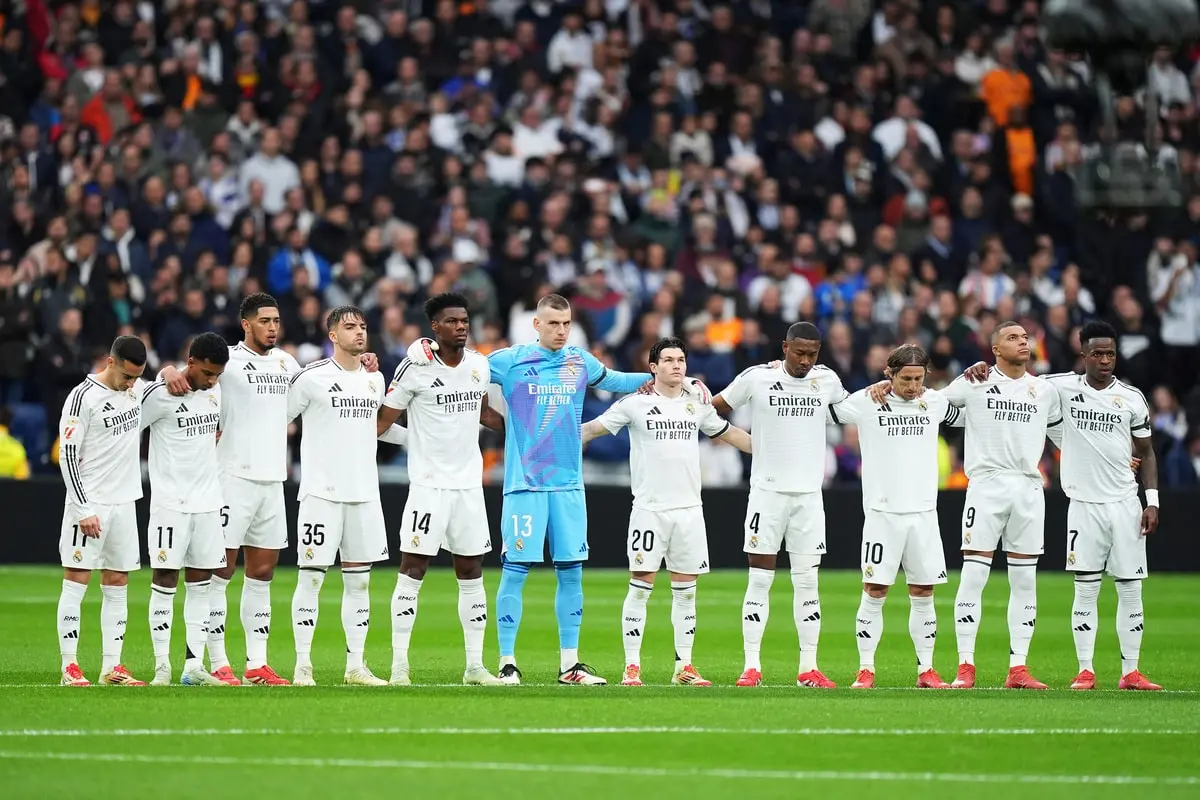 MADRID, SPAIN - MARCH 09: Players of Real Madrid participate in a minute of silence in respect of Carles Minarro Garcia, former Club Doctor for FC Barcelona, prior to the LaLiga match between Real Madrid CF and Rayo Vallecano at the Estadio Santiago Bernabeu on March 09, 2025 in Madrid, Spain. (Photo by Angel Martinez/Getty Images)