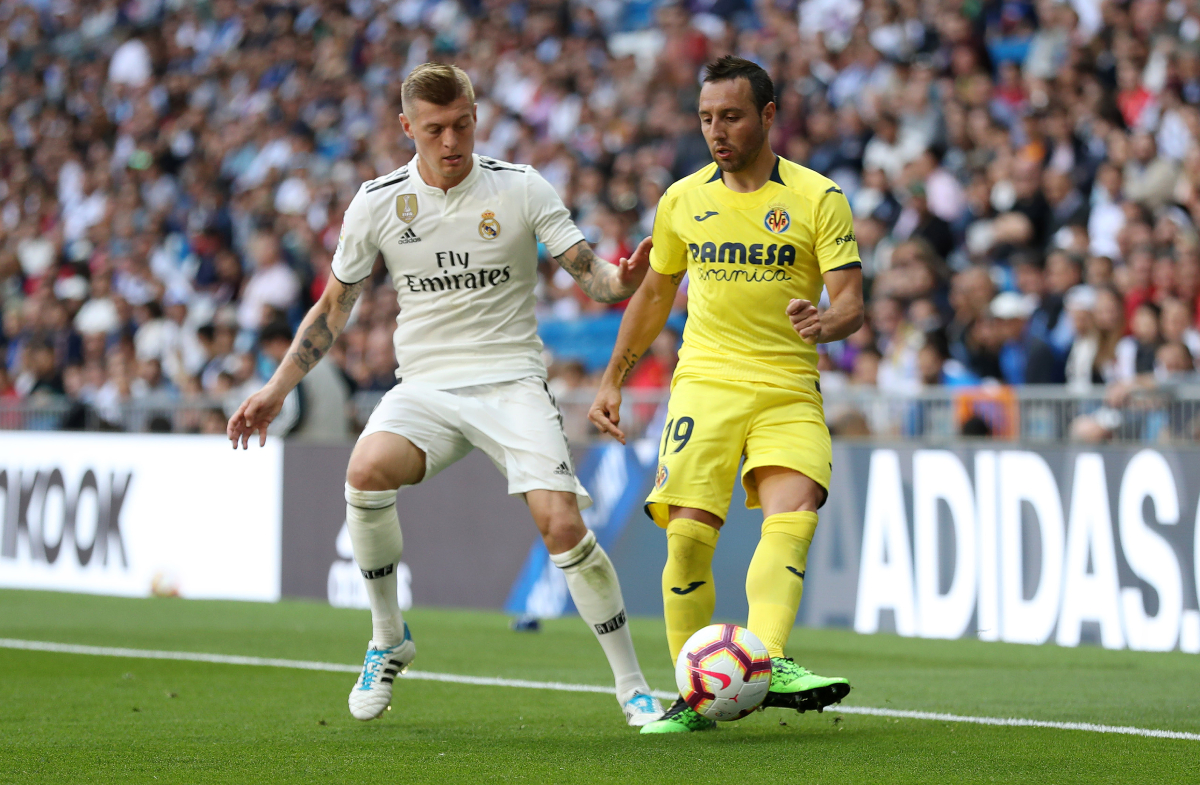 MADRID, SPAIN - MAY 05: Santi Cazorla of Villarreal is watched by Toni Kroos of Real Madrid during the La Liga match between Real Madrid CF and Villarreal CF at Estadio Santiago Bernabeu on May 05, 2019 in Madrid, Spain. (Photo by Angel Martinez/Getty Images)