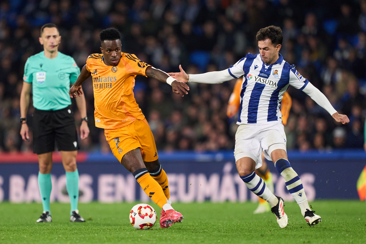 SAN SEBASTIAN, SPAIN - FEBRUARY 26: Vinicius Junior of Real Madrid duels for the ball with Martin Zubimendi of Real Sociedad during the Copa del Rey Semi Final match between Real Sociedad and Real Madrid at Reale Arena on February 26, 2025 in San Sebastian, Spain. (Photo by Juan Manuel Serrano Arce/Getty Images)