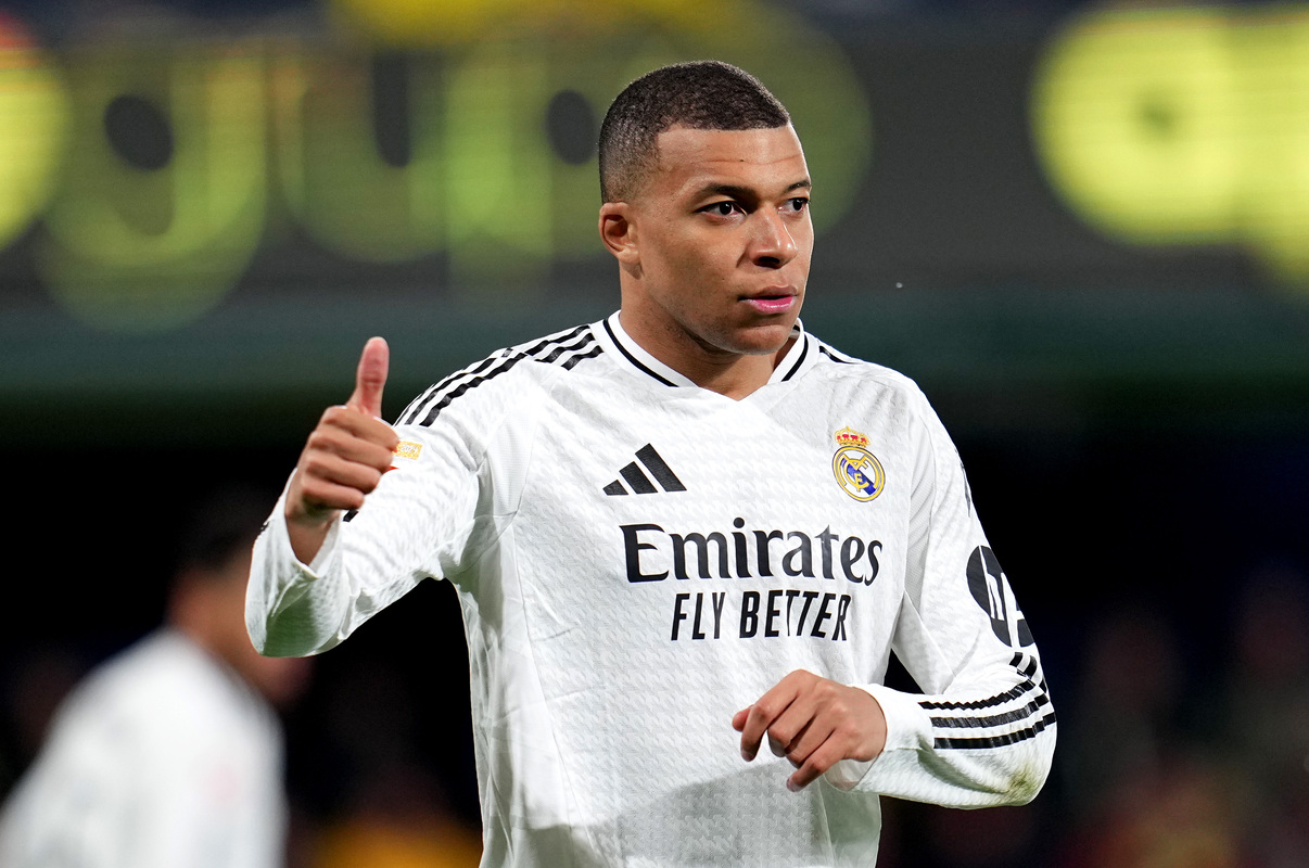 VILLARREAL, SPAIN - MARCH 15: Kylian Mbappe of Real Madrid gestures with a thumbs up during the LaLiga match between Villarreal CF and Real Madrid CF at Estadio de la Ceramica on March 15, 2025 in Villarreal, Spain. (Photo by Aitor Alcalde/Getty Images)
