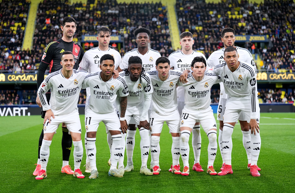 MADRID, SPAIN - MARCH 12: Vinicius Junior of Real Madrid celebrates victory with teammates after Real Madrid defeat Atletico de Madrid in the penalty shoot out during the UEFA Champions League 2024/25 UEFA Champions League 2024/25 Round of 16 second leg match between Atletico de Madrid and Real Madrid C.F. at Riyadh Air Metropolitano on March 12, 2025 in Madrid, Spain. (Photo by Angel Martinez/Getty
