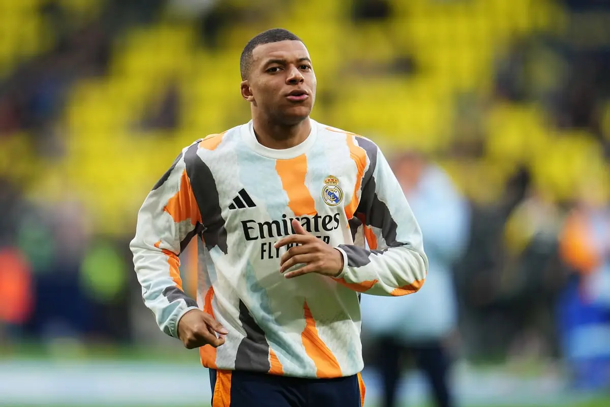 VILLARREAL, SPAIN - MARCH 15: Kylian Mbappe of Real Madrid warms up prior to the LaLiga match between Villarreal CF and Real Madrid CF at Estadio de la Ceramica on March 15, 2025 in Villarreal, Spain. (Photo by Aitor Alcalde/Getty Images).