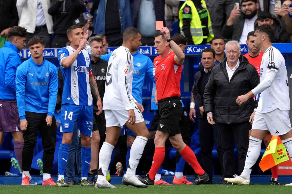 VITORIA-GASTEIZ, SPAIN - APRIL 13: Kylian Mbappé of Real Madrid is shown a red card by referee Cesar Soto Grado during the LaLiga match between Deportivo Alaves and Real Madrid CF at Estadio de Mendizorroza on April 13, 2025 in Vitoria-Gasteiz, Spain. (Photo by Juan Manuel Serrano Arce/Getty Images)