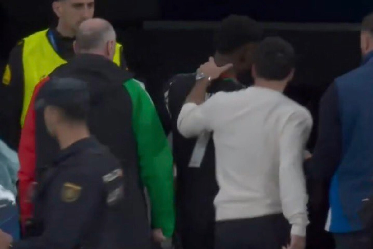 Dani Carvajal tient Saka par la nuque.