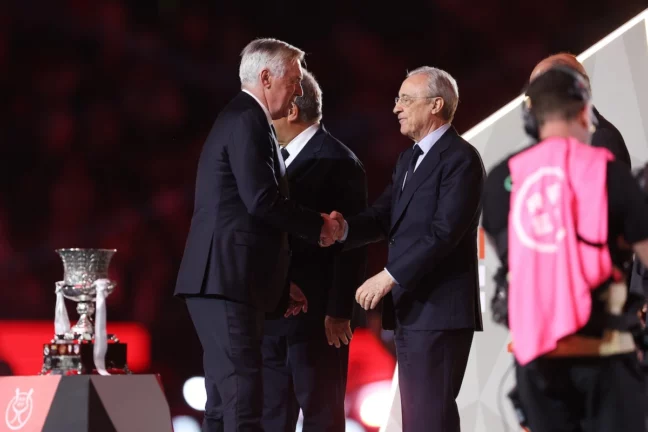 Real Madrid : Pérez et Ancelotti en janvier 2024 (Photo by Yasser Bakhsh/Getty Images).