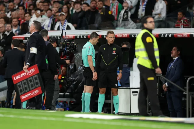 Le VAR sollicité pendant Real Madrid - Athletic Club (Photo by Florencia Tan Jun/Getty Images).