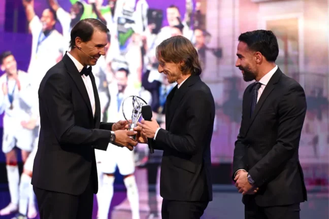 Le trophée de meilleur club pour le Real Madrid rendu par Rafael Nadal lundi (Photo by Borja B. Hojas/Getty Images for Laureus).