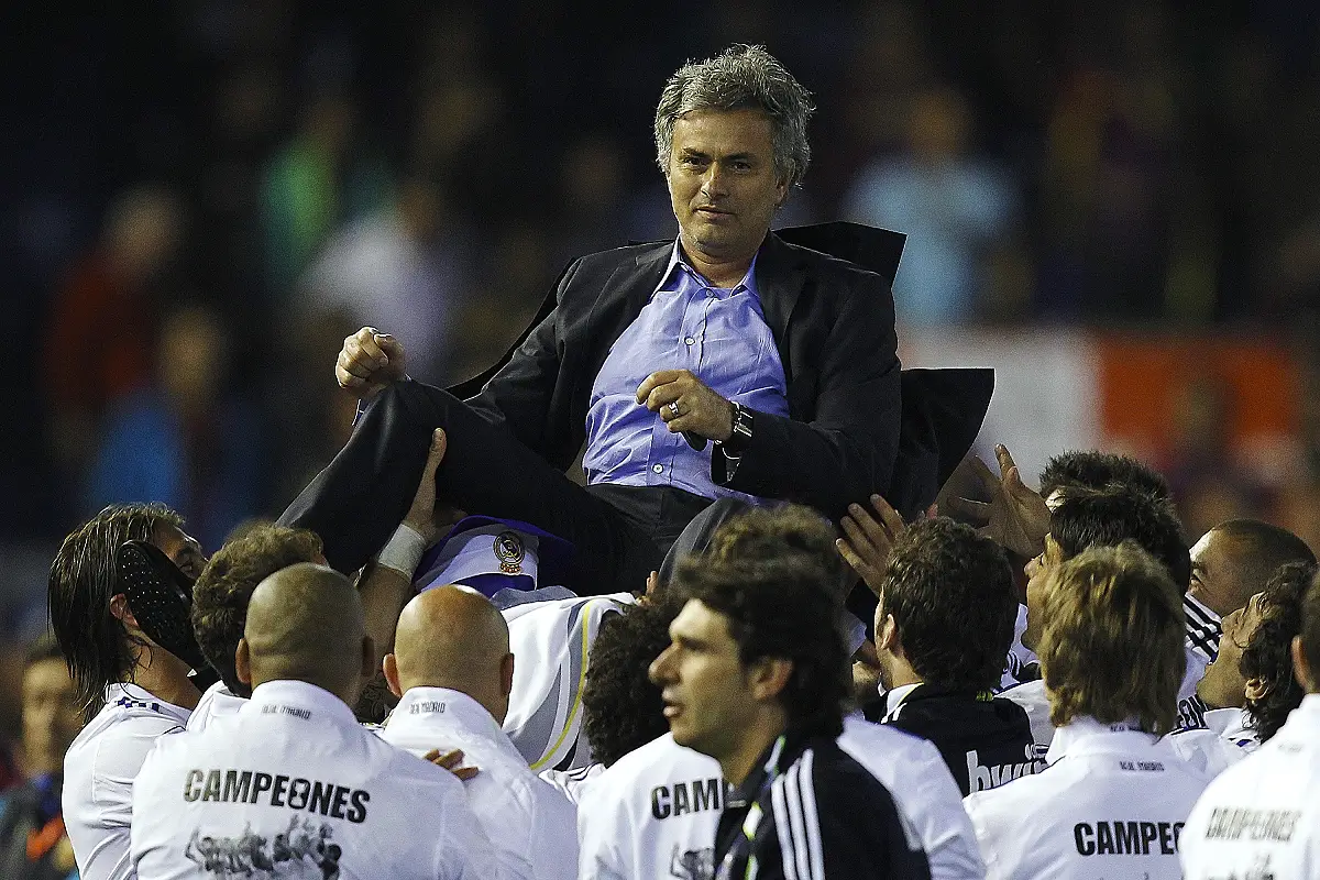 Mourinho célébré après la finale gagnée (Photo by Manuel Queimadelos Alonso/Getty Images).