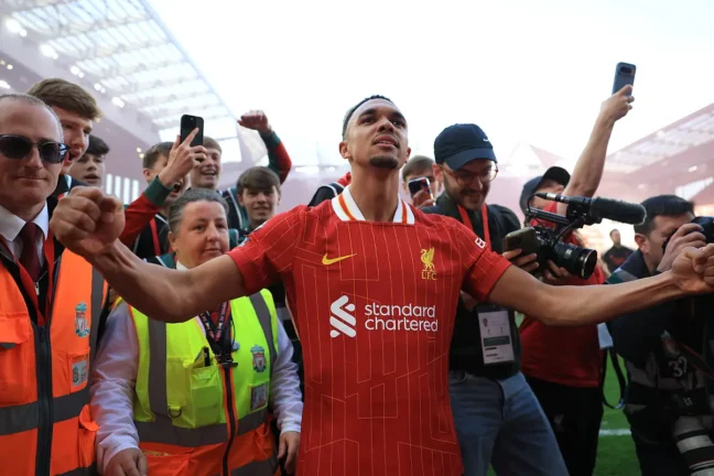 Trent Alexander-Arnold célébrant le titre de Premier League (Photo by Carl Recine/Getty Images).