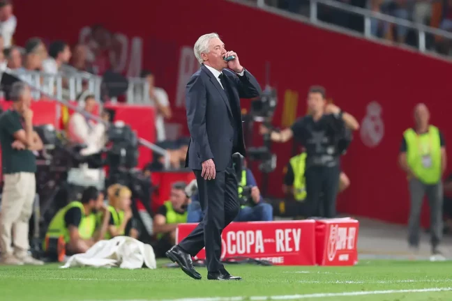 Ancelotti a joui de malchances avec sa défense (Photo by Fran Santiago/Getty Images).
