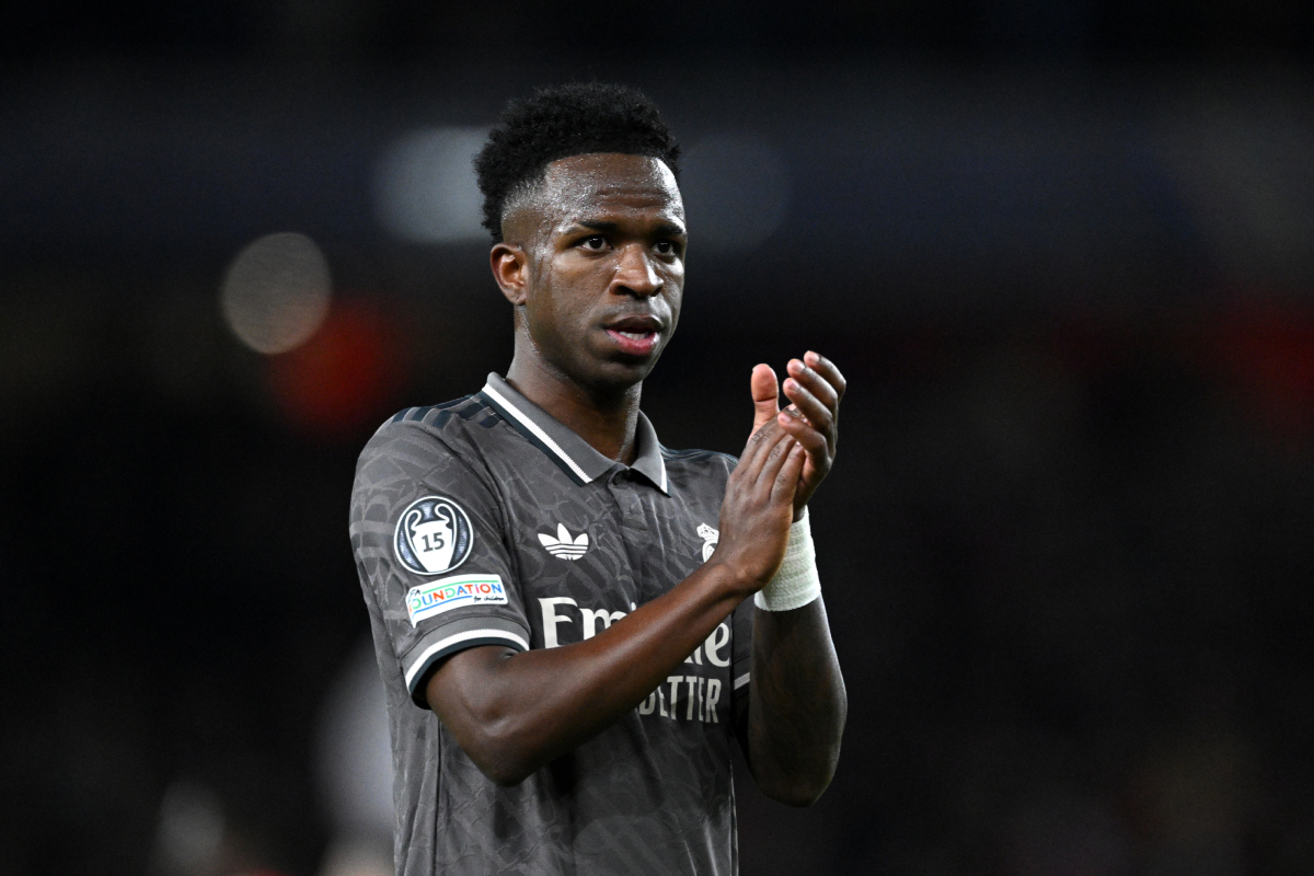LONDON, ENGLAND - APRIL 08: Vinicius Jr. of Real Madrid acknowledges the fans after his team's defeat in the UEFA Champions League 2024/25 Quarter Final First Leg match between Arsenal FC and Real Madrid C.F. at Emirates Stadium on April 08, 2025 in London, England. (Photo by Justin Setterfield/Getty Images)