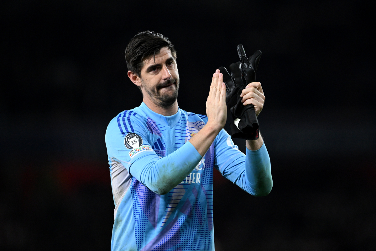 LONDON, ENGLAND - APRIL 08: Thibaut Courtois of Real Madrid acknowledges the fans after his team's defeat in the UEFA Champions League 2024/25 Quarter Final First Leg match between Arsenal FC and Real Madrid C.F. at Emirates Stadium on April 08, 2025 in London, England. (Photo by Justin Setterfield/Getty Images)