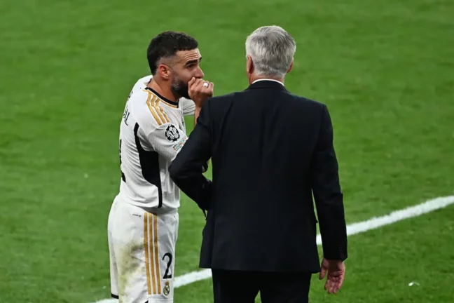 LONDON, ENGLAND - JUNE 01: Daniel Carvajal of Real Madrid talks to Carlo Ancelotti, Head Coach of Real Madrid, during the UEFA Champions League 2023/24 Final match between Borussia Dortmund and Real Madrid CF at Wembley Stadium on June 01, 2024 in London, England. (Photo by Dan Mullan/Getty Images).