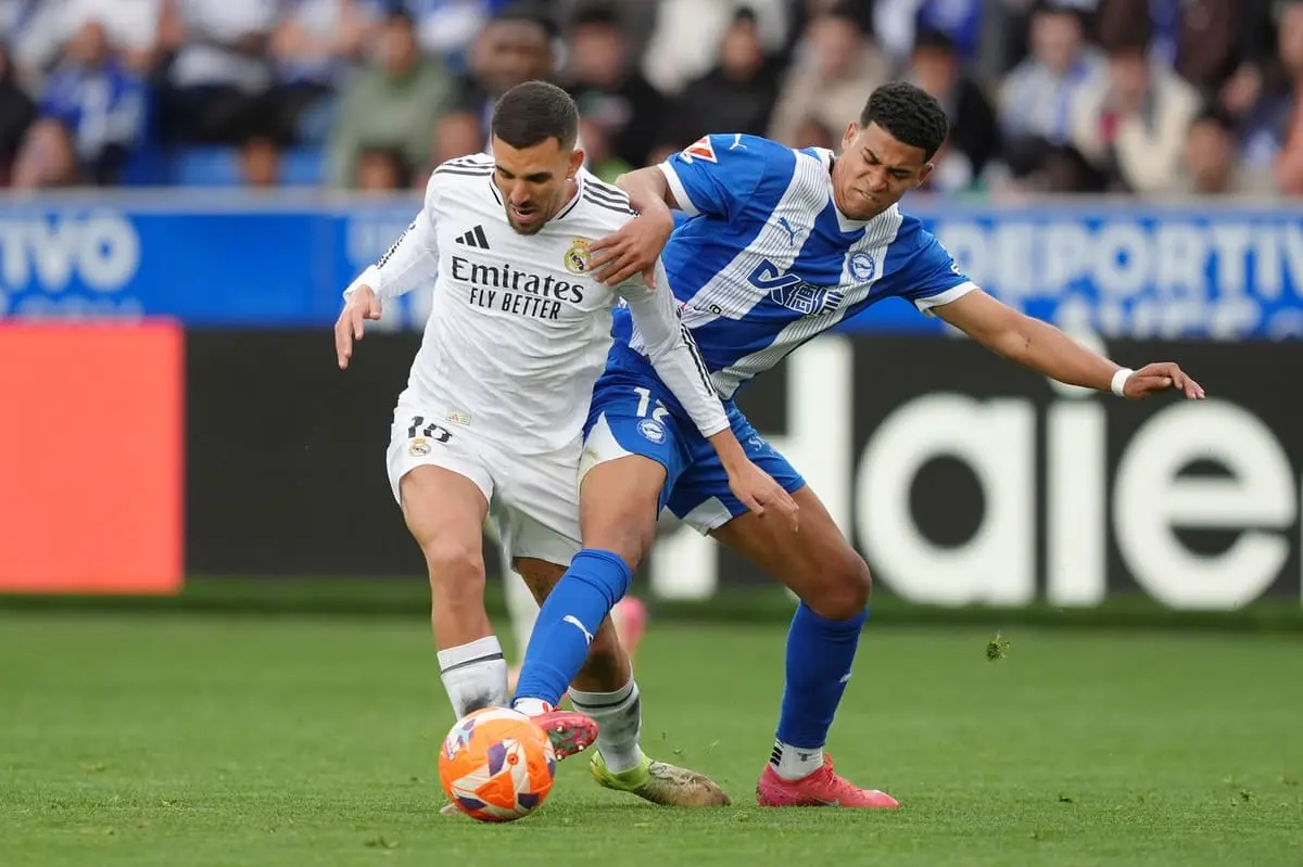 VITORIA-GASTEIZ, SPAIN - APRIL 13: Dani Ceballos of Real Madrid battles for possession with Santiago Mourino of Deportivo Alaves during the LaLiga match between Deportivo Alaves and Real Madrid CF at Estadio de Mendizorroza on April 13, 2025 in Vitoria-Gasteiz, Spain. (Photo by Juan Manuel Serrano Arce/Getty Images).