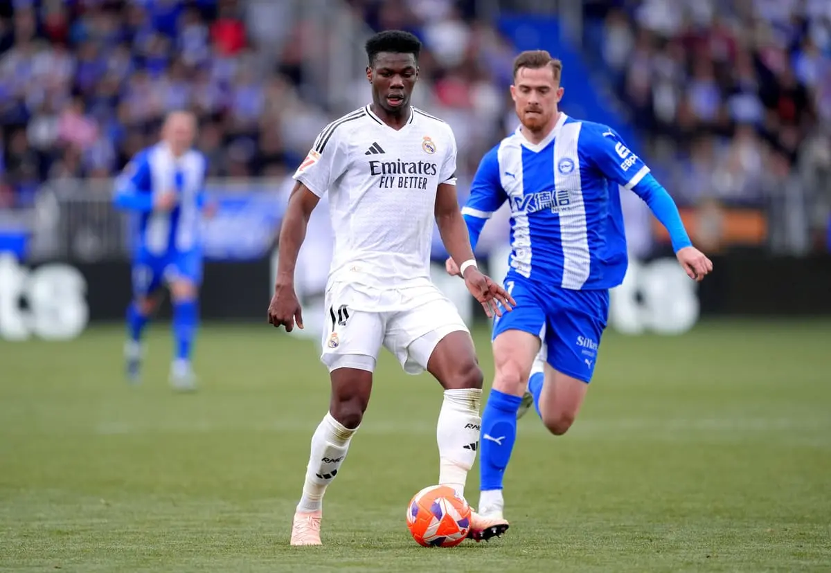 VITORIA-GASTEIZ, SPAIN - APRIL 13: Aurelien Tchouameni of Real Madrid controls the ball whilst under pressure from Toni Martinez of Deportivo Alaves during the LaLiga match between Deportivo Alaves and Real Madrid CF at Estadio de Mendizorroza on April 13, 2025 in Vitoria-Gasteiz, Spain. (Photo by Juan Manuel Serrano Arce/Getty Images).