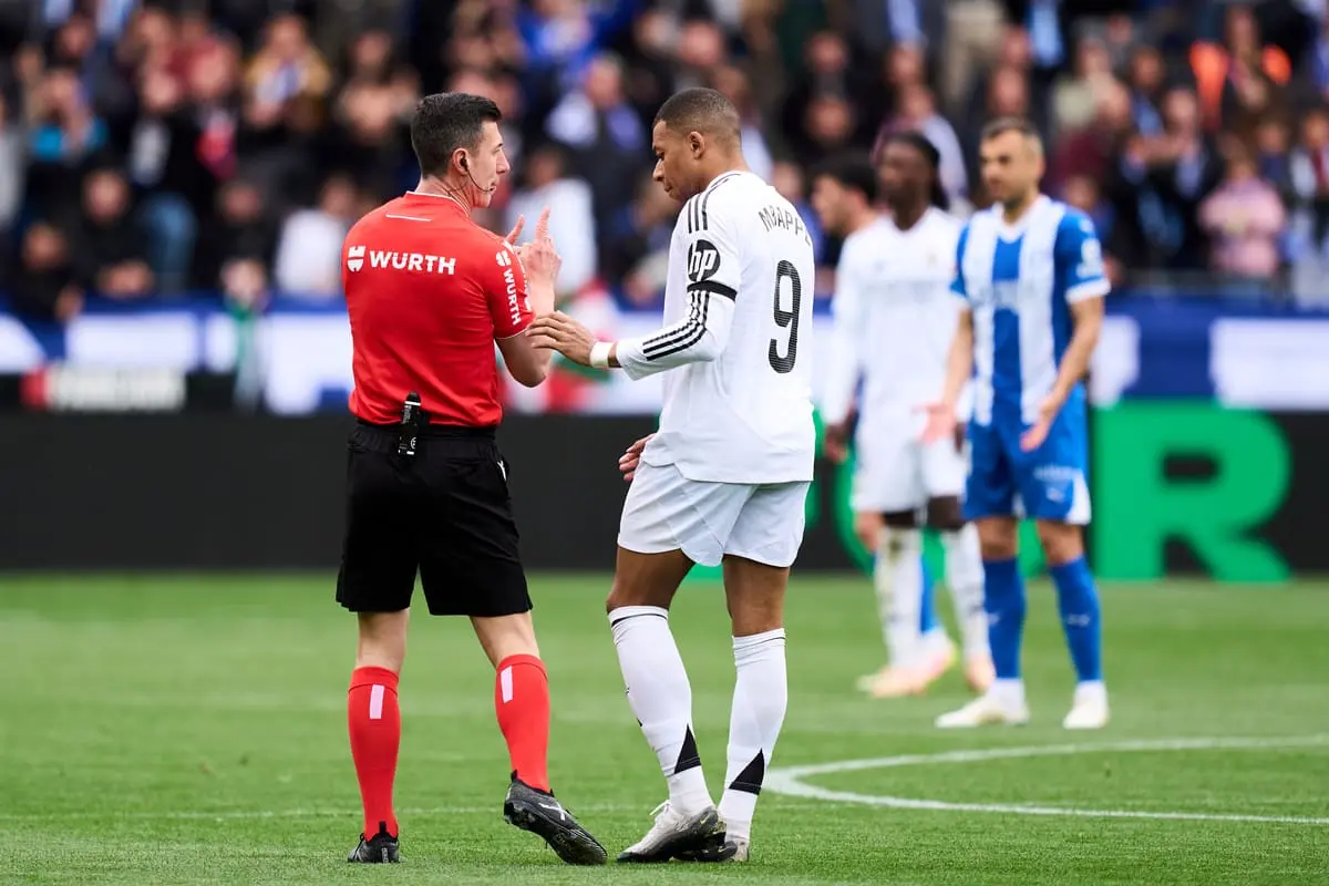 VITORIA-GASTEIZ, SPAIN - APRIL 13: Referee Cesar Soto Grado speaks with Kylian Mbappe of Real Madrid during the LaLiga match between Deportivo Alaves and Real Madrid CF at Estadio de Mendizorroza on April 13, 2025 in Vitoria-Gasteiz, Spain. (Photo by Juan Manuel Serrano Arce/Getty Images).