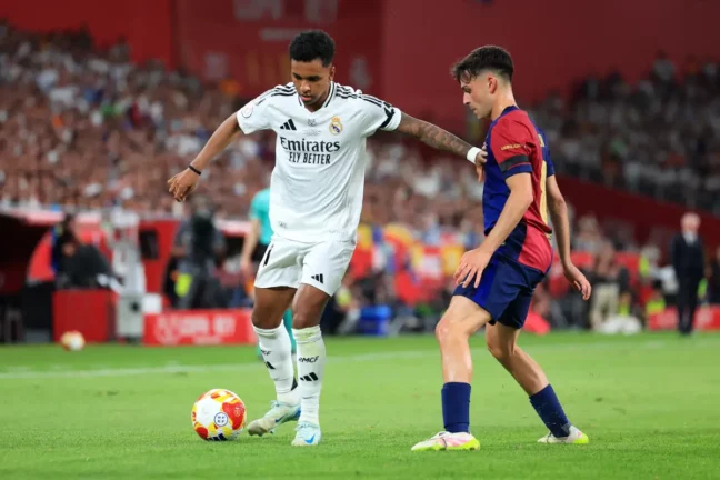 SEVILLE, SPAIN - APRIL 26: Rodrygo of Real Madrid controls the ball whilst under pressure from Pedri of FC Barcelona during the Copa del Rey Final match between FC Barcelona and Real Madrid at Estadio de La Cartuja on April 26, 2025 in Seville, Spain. (Photo by Fran Santiago/Getty Images)