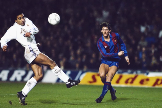 BARCELONA, SPAIN - JANUARY 31: Barcelona striker Gary Lineker (r) gets in a shot as Hugo Sanchez of Real Madrid looks on during the 'El Clasico' between Barcelona and Real Madrid at the Camp Nou on January 31, 1987 in Barcelona, Spain. (Photo by Simon Bruty/Allsport/Getty Images)