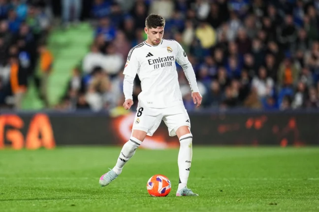 GETAFE, SPAIN - APRIL 23: Federico Valverde of Real Madrid pass the ball during the LaLiga match between Getafe CF and Real Madrid CF at Coliseum Alfonso Perez on April 23, 2025 in Getafe, Spain. (Photo by Aitor Alcalde/Getty Images)
