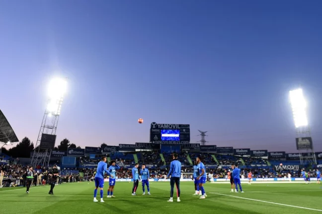 GETAFE, SPAIN - APRIL 23: A general view as players of Getafe CF warm up prior to the LaLiga match between Getafe CF and Real Madrid CF at Coliseum Alfonso Perez on April 23, 2025 in Getafe, Spain. (Photo by Denis Doyle/Getty Images)