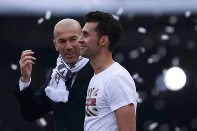 MADRID, SPAIN - MAY 29: Head coach Zinedine Zidane (L) of Real Madrid CF speaks with his player Alvaro Arbeloa (RR) during their team celebration at Cibeles square after winning the Uefa Champions League Final match agains Club Atletico de Madrid on May 29, 2016 in Madrid, Spain. (Photo by Gonzalo Arroyo Moreno/Getty Images)