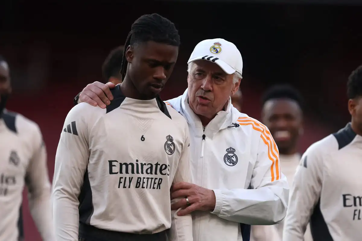 LONDON, ENGLAND - APRIL 07: Carlo Ancelotti, Head Coach of Real Madrid, talks with Eduardo Camavinga of Real Madrid during a training session ahead of their UEFA Champions League 2024/25 quarter final first leg match at Emirates Stadium on April 07, 2025 in London, England. (Photo by Alex Davidson/Getty Images).