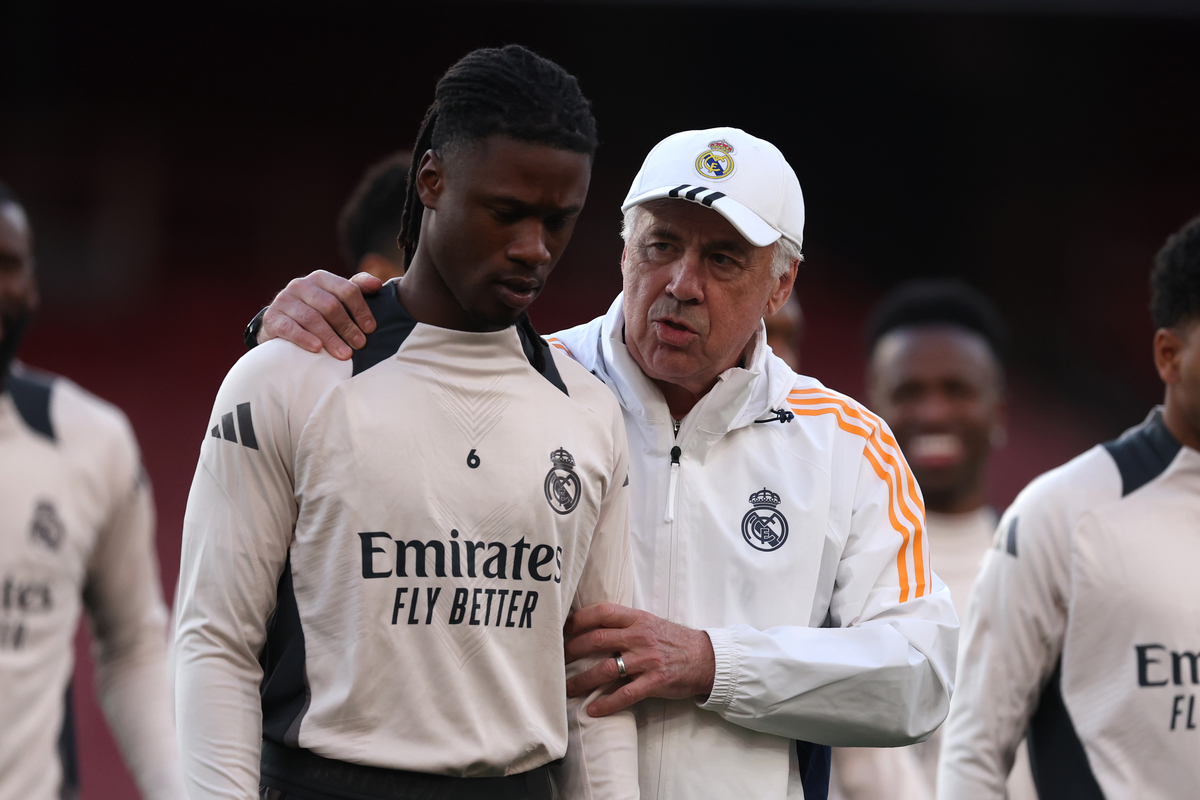 LONDON, ENGLAND - APRIL 07: Carlo Ancelotti, Head Coach of Real Madrid, talks with Eduardo Camavinga of Real Madrid during a training session ahead of their UEFA Champions League 2024/25 quarter final first leg match at Emirates Stadium on April 07, 2025 in London, England. (Photo by Alex Davidson/Getty Images)